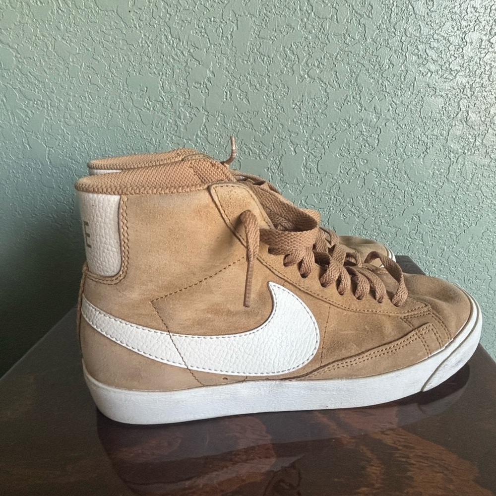Nike Tan and White Women's Sneakers